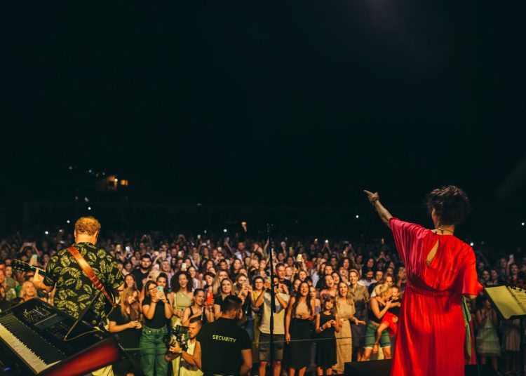 Doris Dragović  na krcatom Kantarevcu priredila glazbeni spektakl u Mostaru