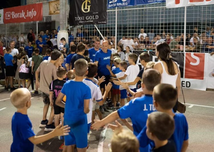 Pogledajte kako je bilo na druženju igrača Širokog s navijačima u Klancu