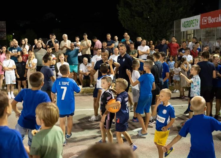 Pogledajte kako je bilo na druženju igrača Širokog s navijačima u Klancu