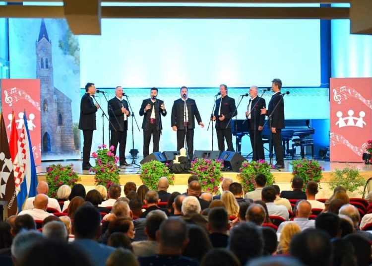 Prva večer 9. Festivala klapske pisme Posušje 2023.: Posuški stećak klapi Kumpanji, a nagrada publike klapi Kolapjani