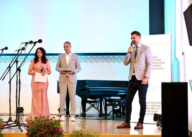 Prva večer 9. Festivala klapske pisme Posušje 2023.: Posuški stećak klapi Kumpanji, a nagrada publike klapi Kolapjani