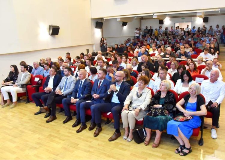 Prva večer 9. Festivala klapske pisme Posušje 2023.: Posuški stećak klapi Kumpanji, a nagrada publike klapi Kolapjani