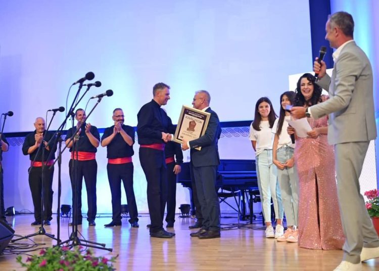 Prva večer 9. Festivala klapske pisme Posušje 2023.: Posuški stećak klapi Kumpanji, a nagrada publike klapi Kolapjani