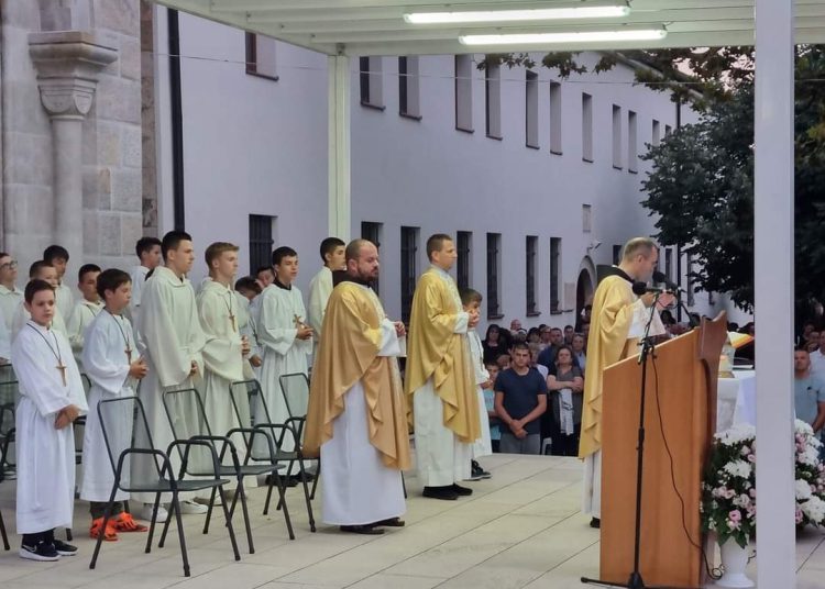 Prva večer Devetnice okupila veliki broj vjernika na Širokom Brijegu