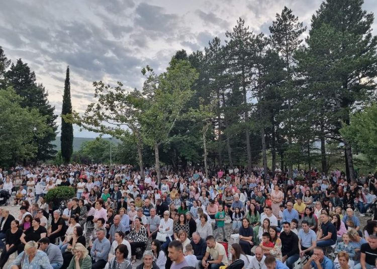 Prva večer Devetnice okupila veliki broj vjernika na Širokom Brijegu