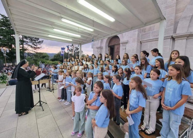 Prva večer Devetnice okupila veliki broj vjernika na Širokom Brijegu