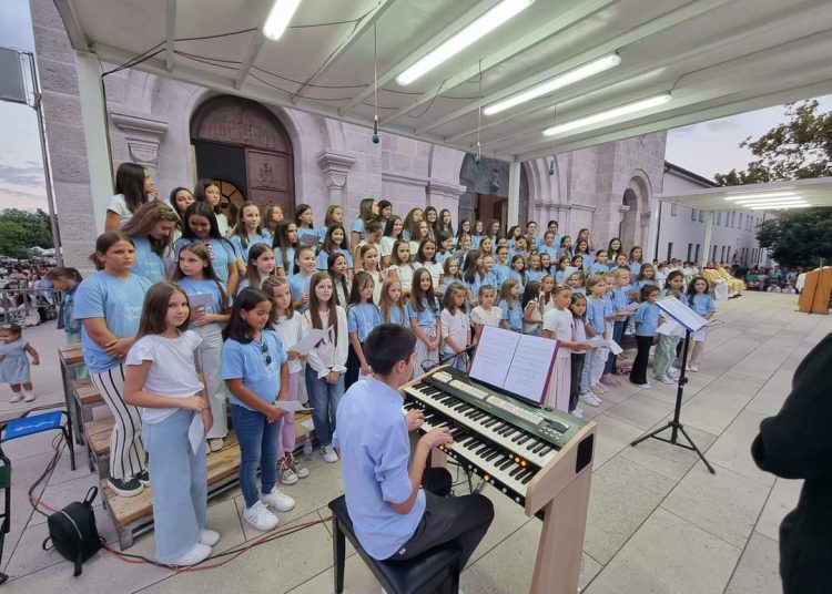 Prva večer Devetnice okupila veliki broj vjernika na Širokom Brijegu