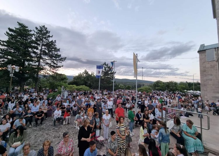 Prva večer Devetnice okupila veliki broj vjernika na Širokom Brijegu