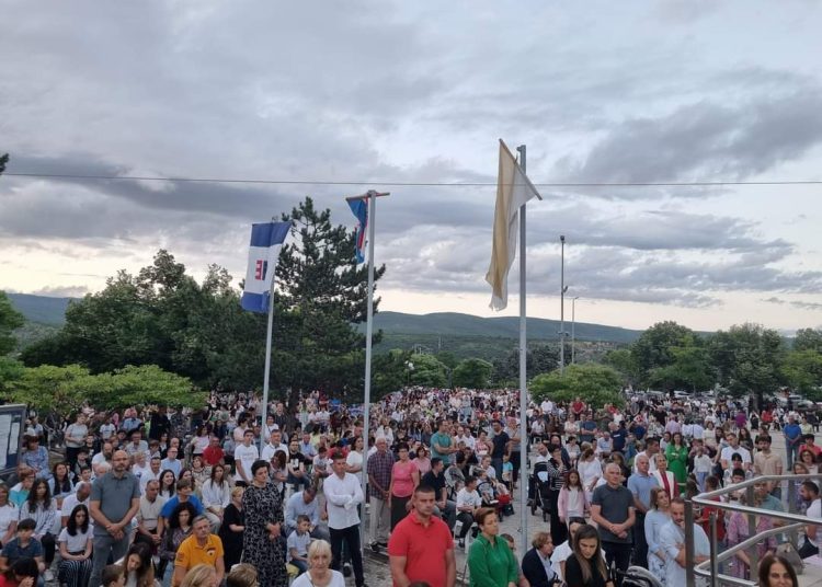 Prva večer Devetnice okupila veliki broj vjernika na Širokom Brijegu