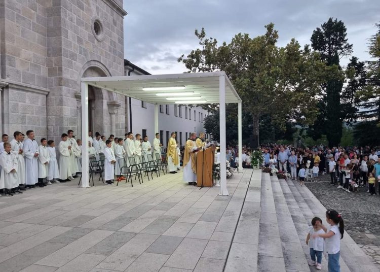 Prva večer Devetnice okupila veliki broj vjernika na Širokom Brijegu