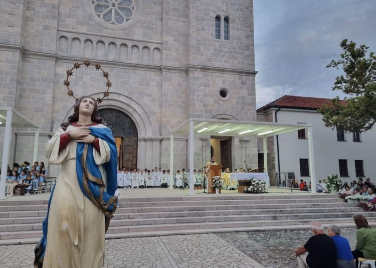 Prva večer Devetnice okupila veliki broj vjernika na Širokom Brijegu