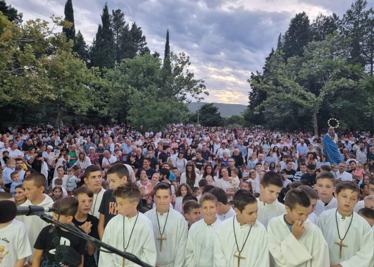 Prva večer Devetnice okupila veliki broj vjernika na Širokom Brijegu