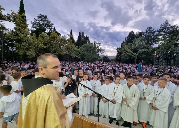 Prva večer Devetnice okupila veliki broj vjernika na Širokom Brijegu