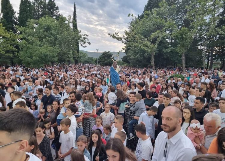 Prva večer Devetnice okupila veliki broj vjernika na Širokom Brijegu