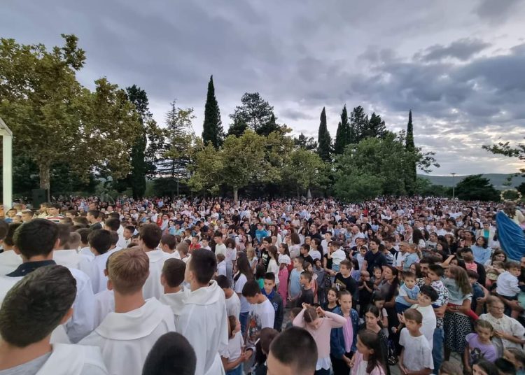 Prva večer Devetnice okupila veliki broj vjernika na Širokom Brijegu