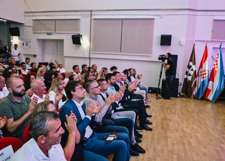 Druga večer 9. Festivala klapske pisme u Posušju: Oželanda odnijela Posuški stećak, Galuna Buru