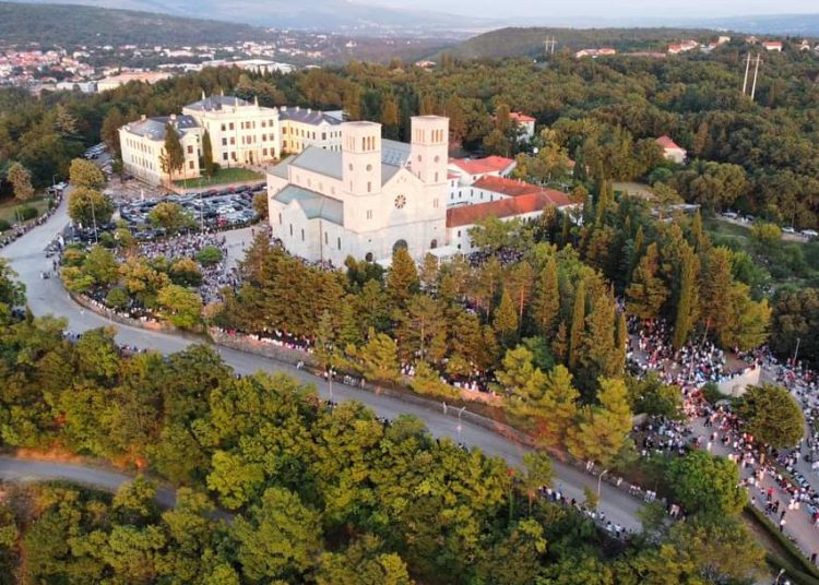 Široki Brijeg: Mnoštvo vjernika na Uočnici Velikoj Gospi