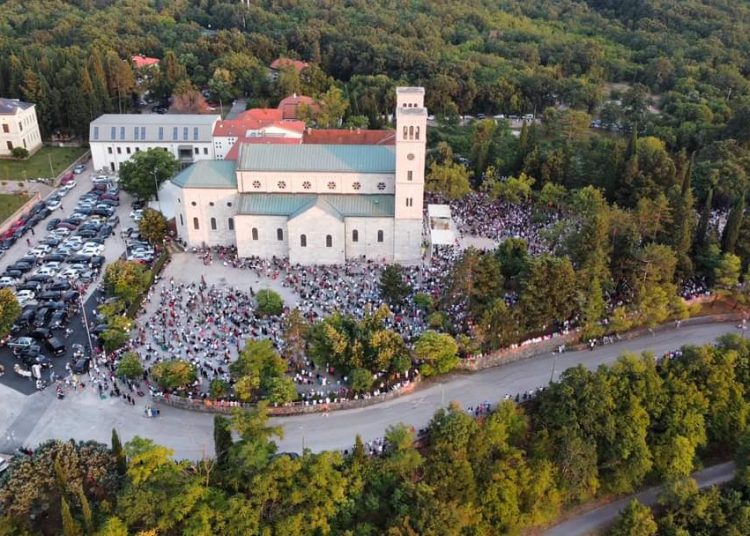 Široki Brijeg: Mnoštvo vjernika na Uočnici Velikoj Gospi