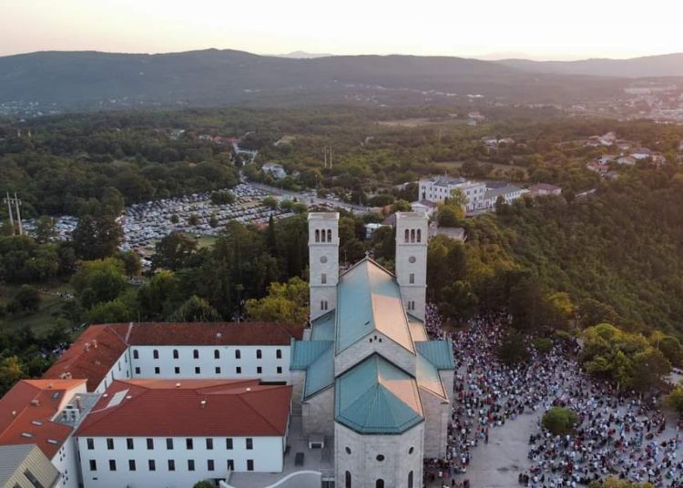 Široki Brijeg: Mnoštvo vjernika na Uočnici Velikoj Gospi