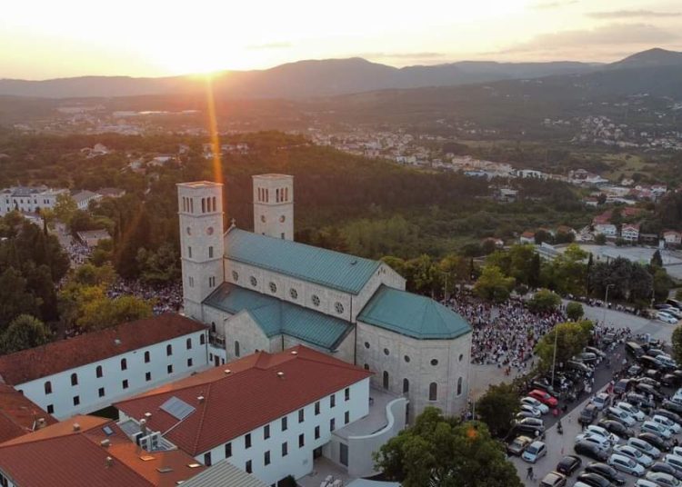 Široki Brijeg: Mnoštvo vjernika na Uočnici Velikoj Gospi
