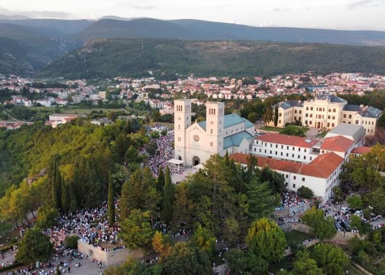 Široki Brijeg: Mnoštvo vjernika na Uočnici Velikoj Gospi