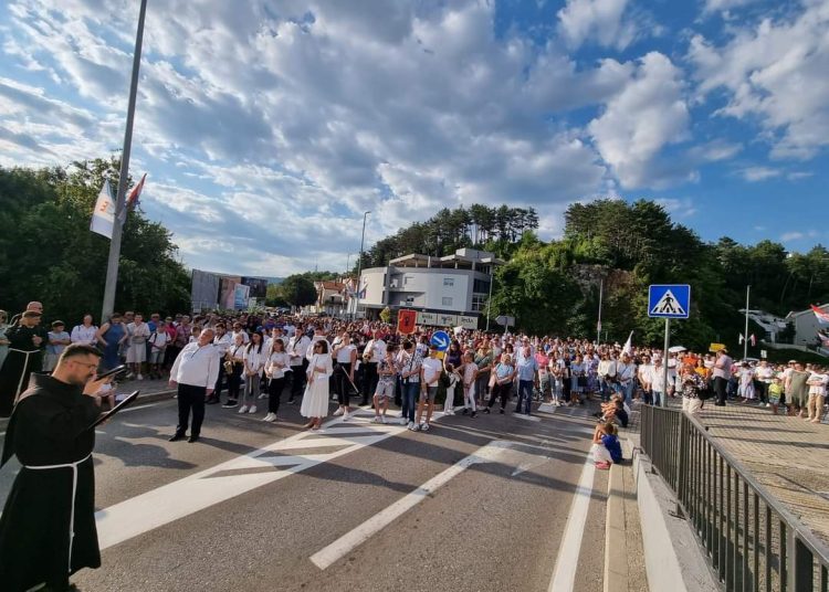 Široki Brijeg: Mnoštvo vjernika na Uočnici Velikoj Gospi