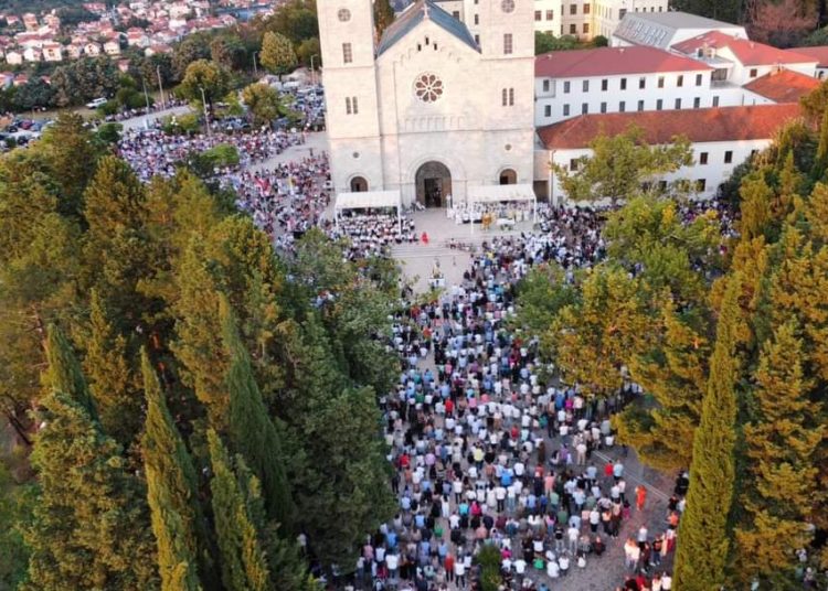 Široki Brijeg: Mnoštvo vjernika na Uočnici Velikoj Gospi