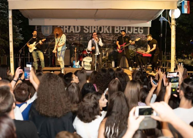 Željko Bebek i klapa Grga napravili feštu u Širokom Brijegu za Gospojinu