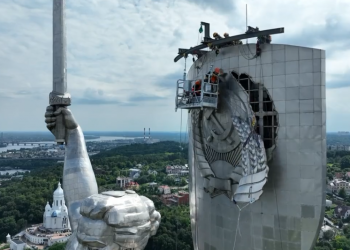 Sovjetski simboli uklonjeni s golemog kipa Domovine u Kijevu