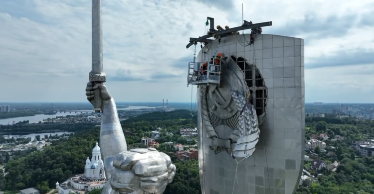 Sovjetski simboli uklonjeni s golemog kipa Domovine u Kijevu