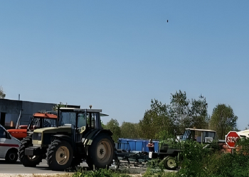 Poljoprivrednici kod Orašja blokirali cestu traktorima, traže isplate potpora