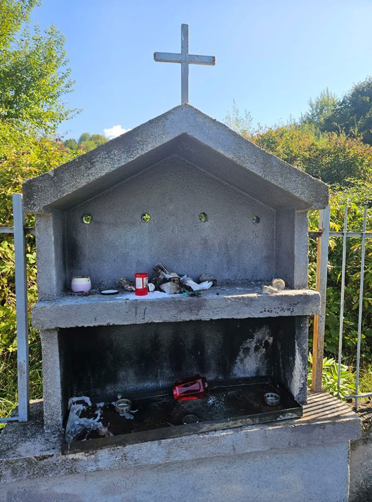 Vandalizirano sarajevsko groblje „Betanija“, polomljen i zapaljen Gospin kip, razbacane svijeće…