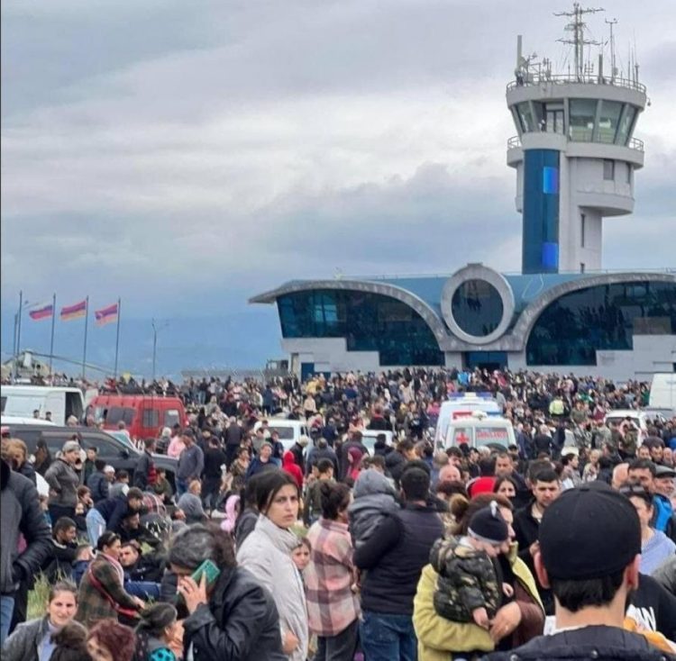 Tisuće Armenaca hrle u zračnu luku u Karabahu