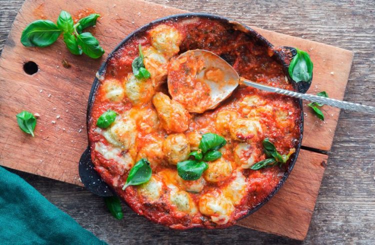 Kao lazanje, ali brže i lakše: Recept za kremaste njoke s bolonjezom i sirom