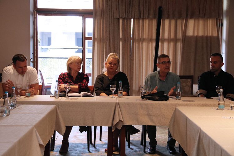 Poruke s okruglog stola: “U Mostaru se prodaje neuredan parking i mjesta kojih nema”