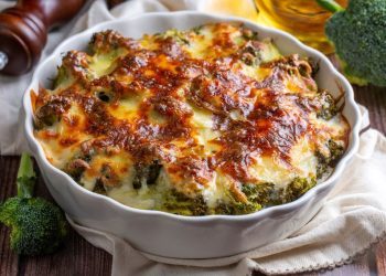 Recept za zapečenu piletinu koja se topi u ustima zbog tako dobrog umaka od sira