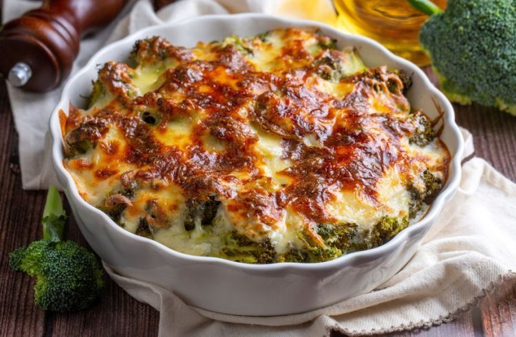 Recept za zapečenu piletinu koja se topi u ustima zbog tako dobrog umaka od sira