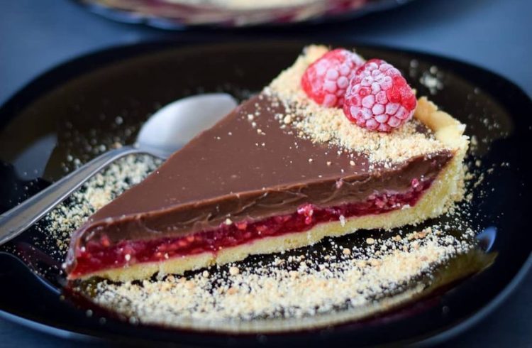 Hrskavo, a tako kremasto: Recept za neodoljivi tart s malinama i čokoladom