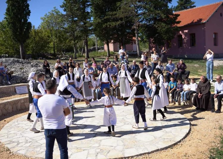 Održana prigodna svečanost povodom obnove zgrade Područne škole Rasno i izgradnje kamene pozornice