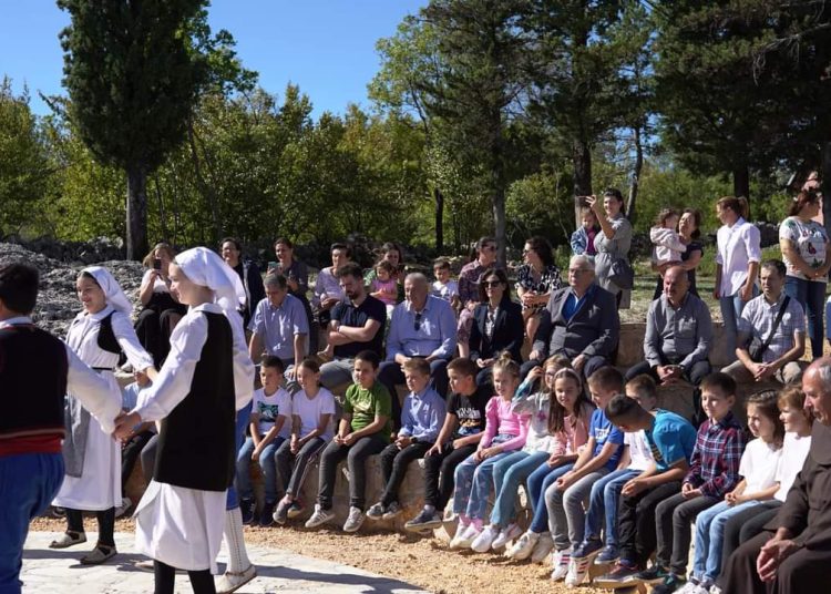 Održana prigodna svečanost povodom obnove zgrade Područne škole Rasno i izgradnje kamene pozornice