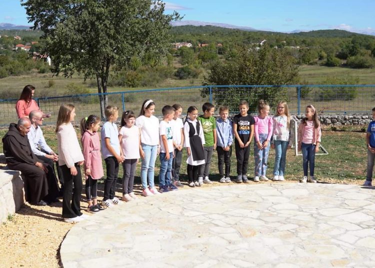 Održana prigodna svečanost povodom obnove zgrade Područne škole Rasno i izgradnje kamene pozornice