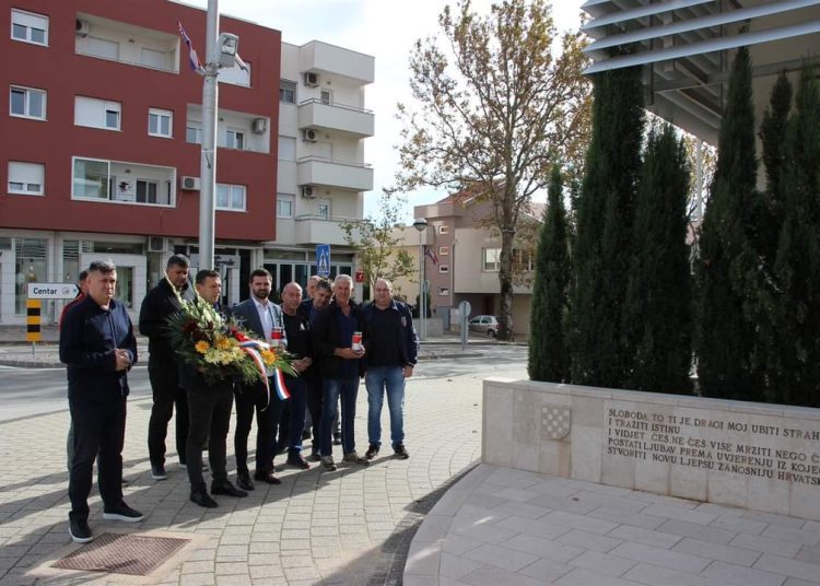 Posušje: Položeni vijenci i upaljene svijeće povodom Svih svetih i Dušnog dana