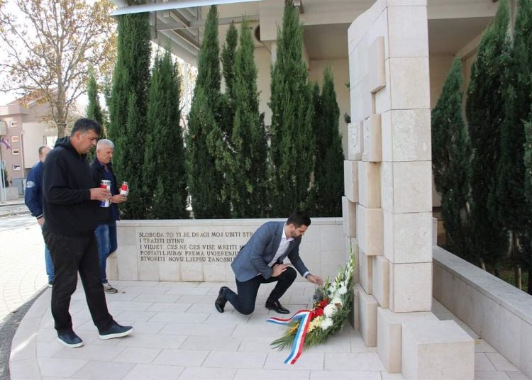 Posušje: Položeni vijenci i upaljene svijeće povodom Svih svetih i Dušnog dana