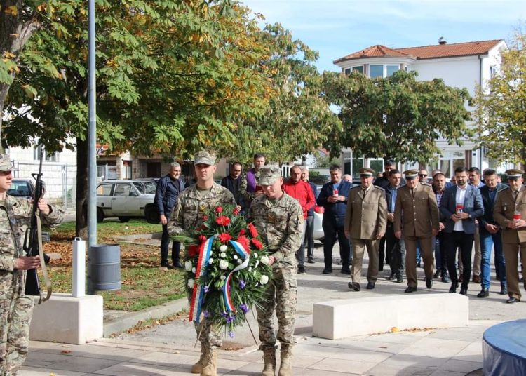 Posušje: Položeni vijenci i upaljene svijeće povodom Svih svetih i Dušnog dana