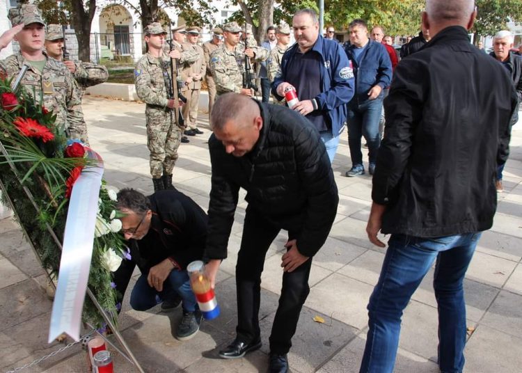 Posušje: Položeni vijenci i upaljene svijeće povodom Svih svetih i Dušnog dana
