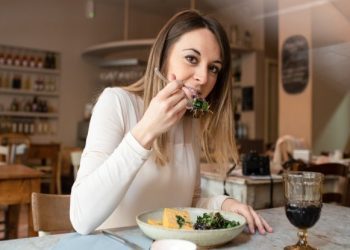 Evo koje je idealno vrijeme za večeru i što maknuti s tanjura za bolji san