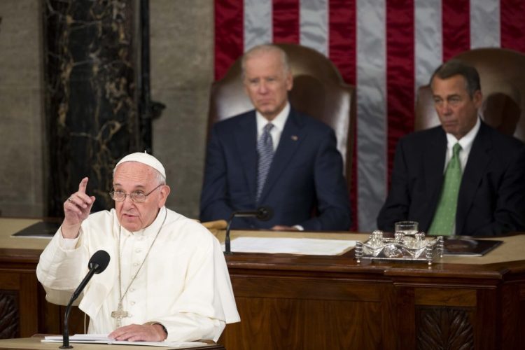 Papa Franjo smijenio konzervativnog američkog biskupa Josepha E. Stricklanda