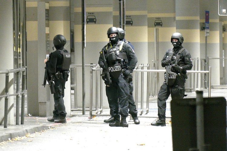 Talačka kriza u zračnoj luci u Hamburgu: Uletio s autom na pistu, drži dijete kao taoca