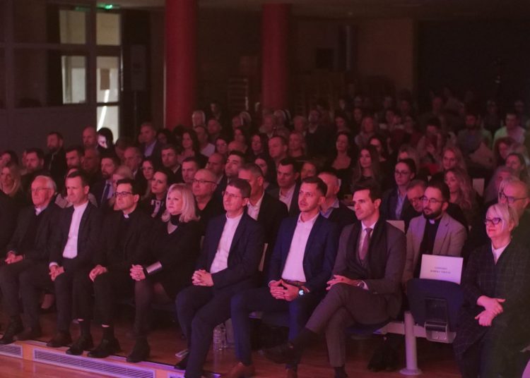 U Sarajevu održan nesvakidašnji koncert pod nazivom „Večer hrvatske pjesme“ u organizaciji Federalnog ministarstva kulture i športa