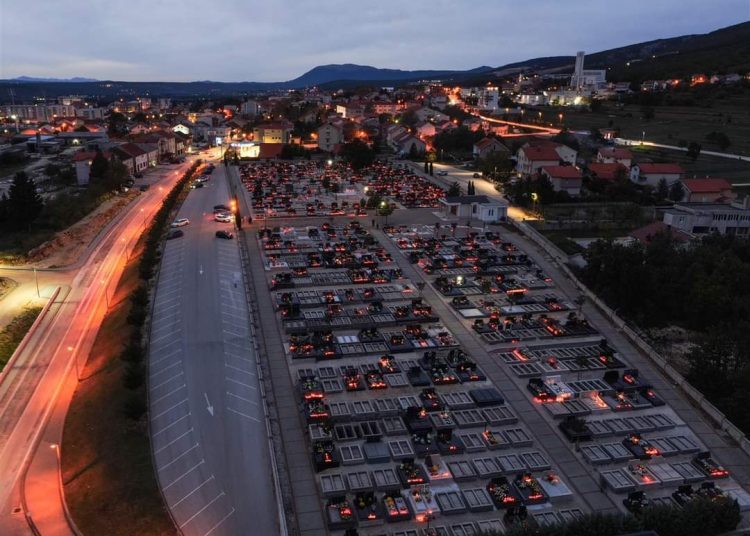 Pogledajte slike iz Posušja: Impresivni prizori s groblja